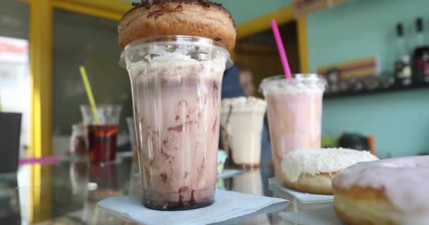 Batidos con rosquillas para llevar en un café — Vídeos de Stock