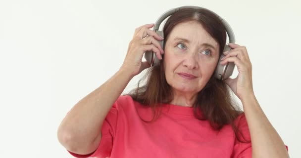 Rijpe vrouw luisteren muziek draadloze hoofdtelefoons — Stockvideo