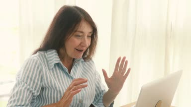 Yaşlı kadın tezahürat başarı dizüstü