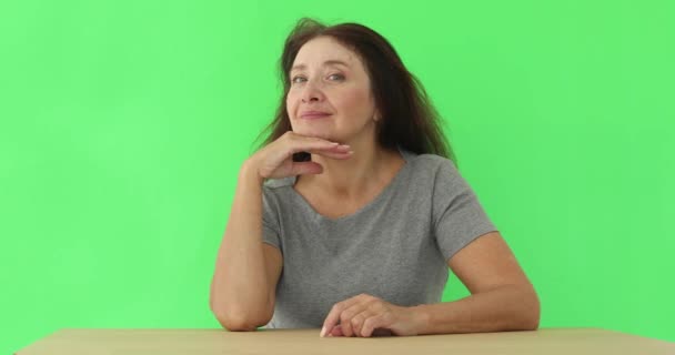 Mujer jubilada frunciendo el ceño a la cámara en — Vídeo de stock