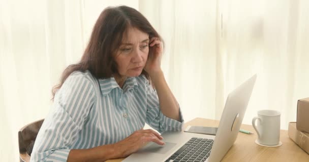 Reif gelangweilt frau im zuhause büro — Stockvideo