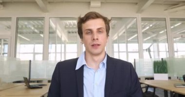 Arıza adam iş kıyafeti gösterir