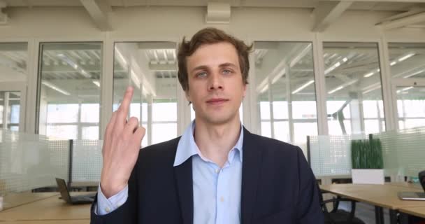Homem terno mostra gesto — Vídeo de Stock