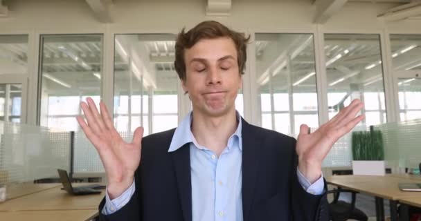 Homem balança cabeça levantando palmas das mãos — Vídeo de Stock