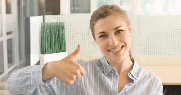 Chica sonríe muestra buen gesto pulgar hacia arriba sonriendo — Foto de Stock