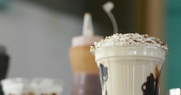 Απολαυστικό milkshake στο τραπέζι — Αρχείο Βίντεο