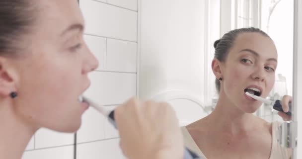 Meisje borstels haar tanden met elektrische tandenborstel — Stockvideo
