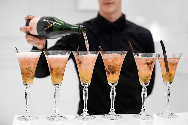 Kellner schüttet Champagner in Gläser — Stockfoto