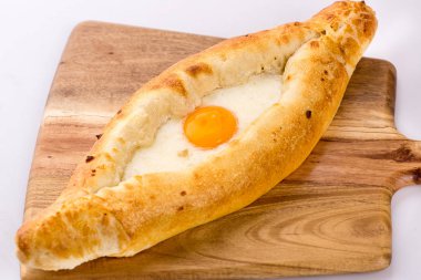 Lezzetli pasta pişmiş yumurta ve peynir ile