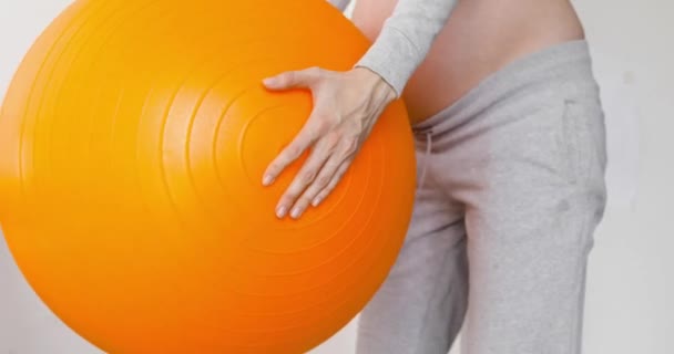 Mujer embarazada haciendo ejercicio con la bola en forma haciendo sentadillas — Vídeo de stock