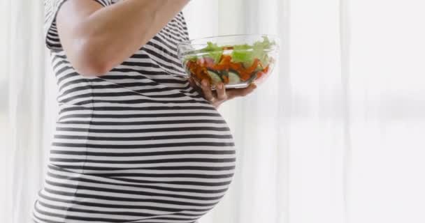 Έγκυος γυναίκα τρώει σαλάτα καλλιεργειών — Αρχείο Βίντεο