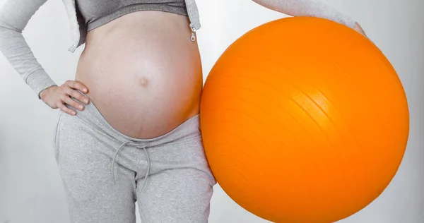 Schwangere hält Fitnessball in der Hand — Stockfoto