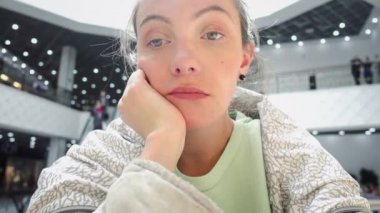 Satın aldıktan sonra oturma ve yorgun ya da bıkkın duygu kadın