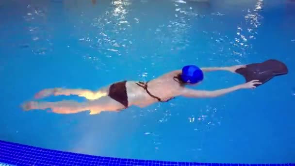 Беременная женщина плавает в бассейне — стоковое видео