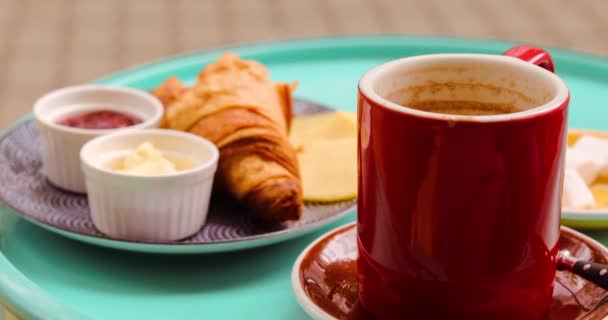 Свіжий сніданок круасани з какао — стокове відео