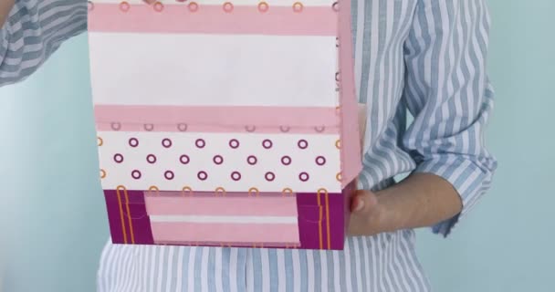 Erntefrau öffnet eine Schachtel mit Brötchen und isst leckere Donuts — Stockvideo