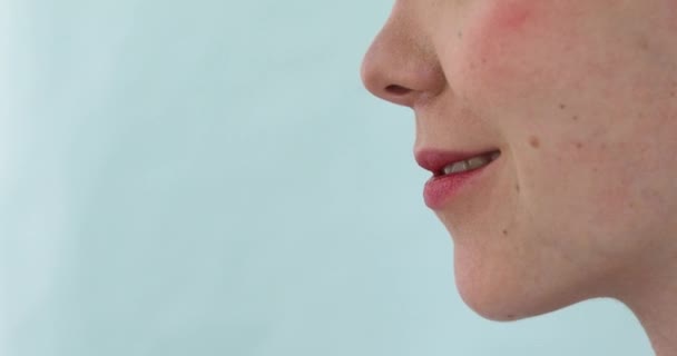 Женщина улыбается и показывает язык вид сбоку — стоковое видео
