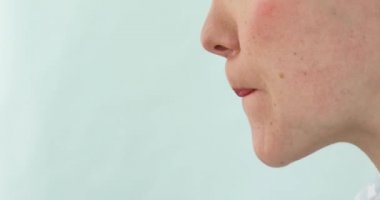 Yakın kadın kemikleri ve dudaklarını ısırıyor