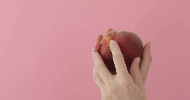 weibliche Hand streichelt einen Pfirsich, der eine Streicheleinheit prägt