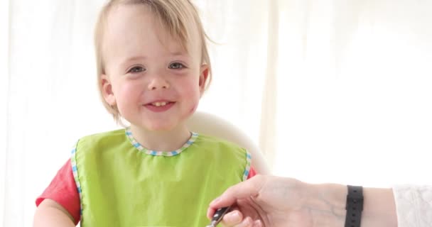 Bebé niño alimentándose con una cuchara — Vídeo de stock