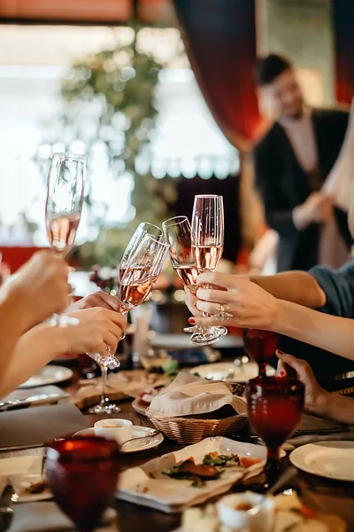 Gente de las cosechas con gafas de vino en el restaurante — Foto de Stock