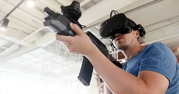 Chico jugando juego de francotirador VR con pistola y gafas — Foto de Stock