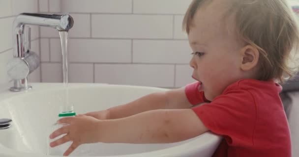 Junge Füllt Plastikflasche Mit Leitungswasser Aus Wasserhahn Badezimmer — Stockvideo
