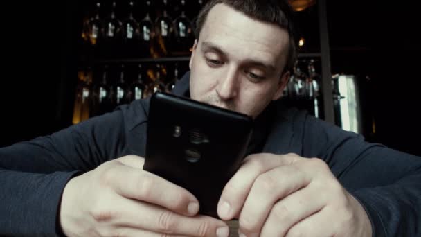 Adam akıllı telefon kullanarak üzerinde konsantre — Stok video