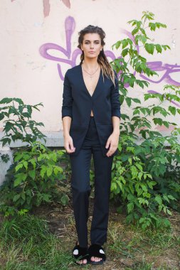 Duvar, güzel zarif kadın ayakta