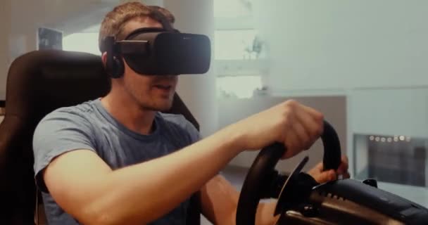Computer simulation. Man in vr glasses racing steering wheel — Stock Video
