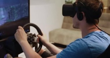 Adam araba simülatörü vr gözlük kullanır.