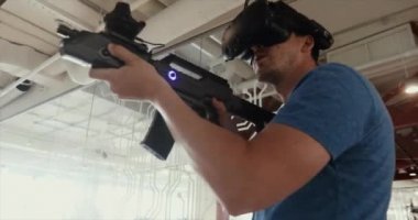 Adam VR silah ve gözlük ile keskin nişancı oyunu oynarken