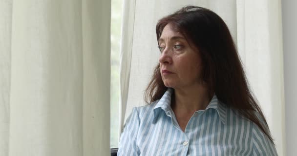 Mulher adulta em camisa olhando para longe — Vídeo de Stock