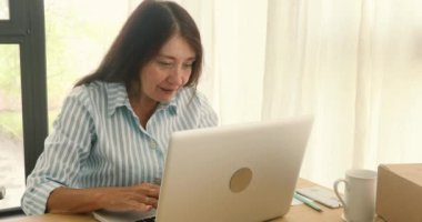 Neşeli işkadını kutluyor yeni dizüstü bilgisayar ile