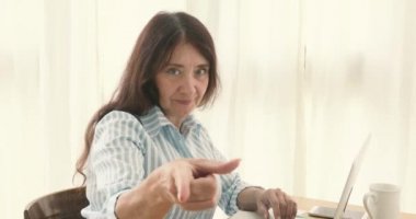 Kameraya gösteren yetişkin ciddi kadın