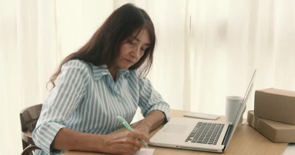 Adult businesswoman working at table — Stock Video