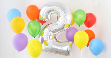 2 numaralı iki renk üzerinde açık renkli balon