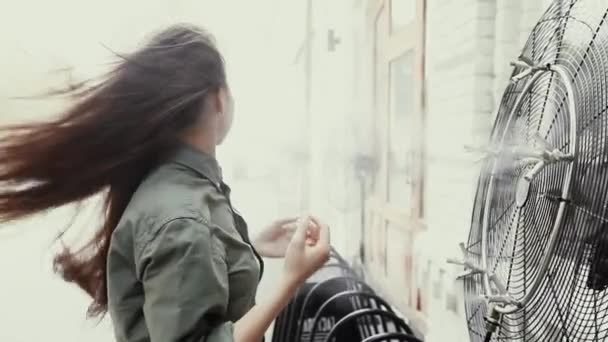 Dziewczyna sama chłodzenia z wentylatorem — Wideo stockowe