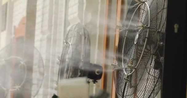 Vapeur de vapeur d'eau Ventilateur éclaboussant de l'eau vaporisée. Gros plan — Video