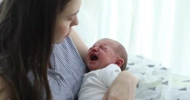 Hushing ağlayan bebeğin anne