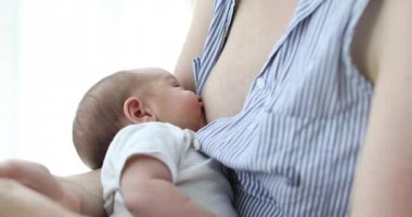 Şefkatli anne bebek beslenme