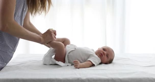 Mujer de la cosecha cambiando pañal del bebé — Vídeos de Stock