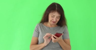 Chromakey üzerinde telefon kullanan yetişkin kadın