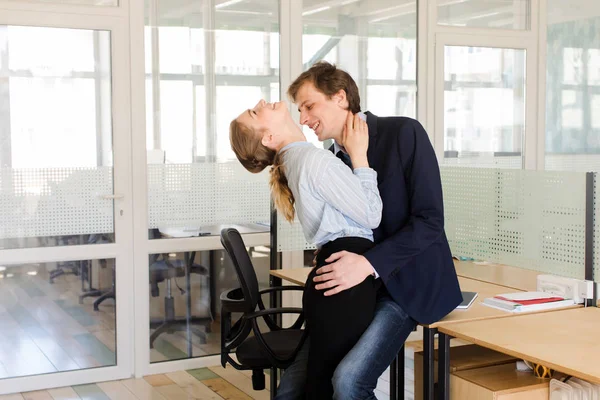 Jóvenes compañeros de trabajo haciendo el amor en la oficina —  Fotos de Stock