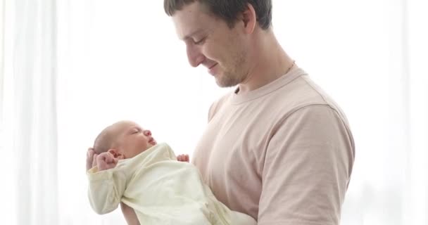 Отец держит свою новорожденную дочь — стоковое видео