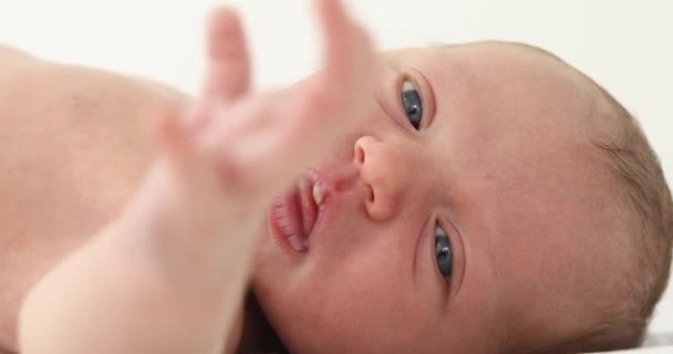 Крихітна новонароджена дитина на білому крупним планом — стокове відео
