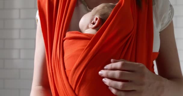 El recién nacido duerme con honda. Madre acariciando a su bebé — Vídeo de stock
