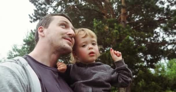 Papá y el bebé están mirando al cielo. — Vídeos de Stock