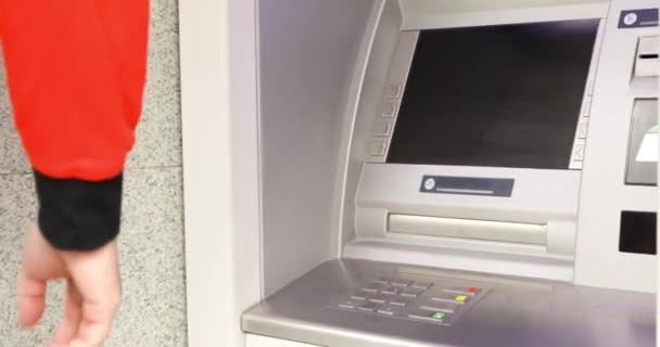 ATM makinesi kullanan adam — Stok video