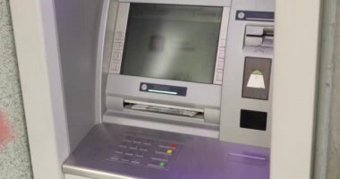 ATM makinesi kullanan adam
